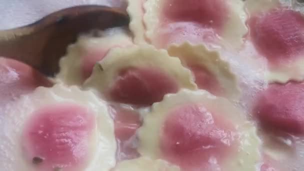 Pâtes Colorées Base Betterave Fromage Chèvre Fiorelli Bouillonnant Dans Une — Video