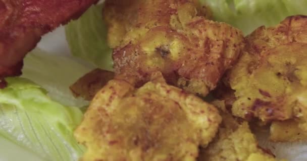 Plano Detalle Plano Peruano Selva Con Patacones Tostones Lechuga Cecina — Video Stock