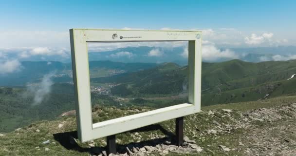 Enorme Marco Blanco Una Estación Esquí Con Vistas Bakuriani Georgia — Vídeos de Stock