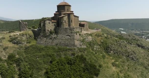 Antiguo Histórico Monasterio Jvari Clifftop Durante Día Georgia Antena — Vídeos de Stock