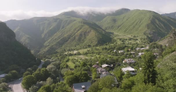 Flygfoto Över Daba Settlement Och Green Mountain Range Sommaren Georgien — Stockvideo
