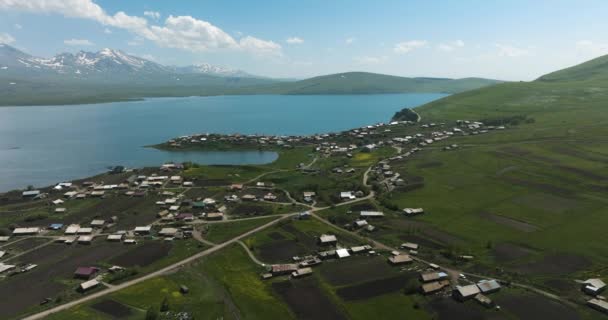 Lago Tabatskuri Azul Vibrante Aldeia Rural Localizado Longe Mundo Urbano — Vídeo de Stock