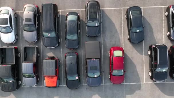 Vista Aérea Arriba Hacia Abajo Los Coches Estacionamiento Subasta Automóviles — Vídeo de stock