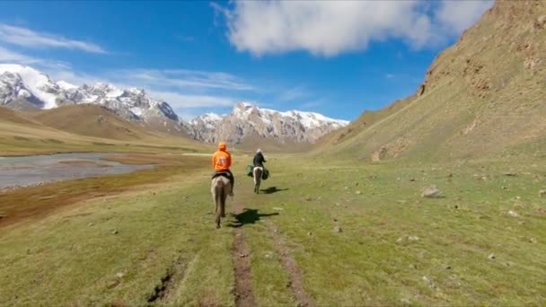 Incrível Bela Equitação Quirguistão Paisagens Incríveis Montanhas Alpine Lagos Rios — Vídeo de Stock