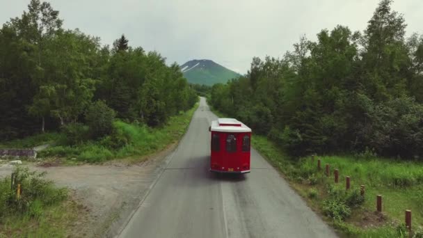 Trolley Driving Empty Road Forest Anchorage Alaska Antena — Vídeo de Stock
