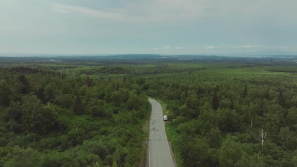 Terbang Atas Remote Road Tengah Hutan Pembersihan Dekat Anchorage Alaska — Stok Video