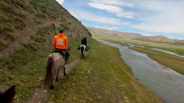 Incredibile Bella Equitazione Kirghizistan Paesaggi Incredibili Montagne Alpine Laghi Fiumi — Video Stock