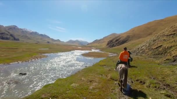 Incredibile Bella Equitazione Kirghizistan Paesaggi Incredibili Montagne Alpine Laghi Fiumi — Video Stock