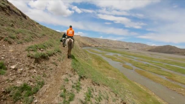 Incrível Bela Equitação Quirguistão Paisagens Incríveis Montanhas Alpine Lagos Rios — Vídeo de Stock