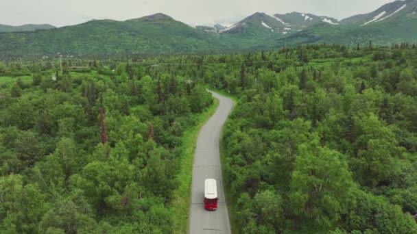 Tourist Mini Bus Exploring Forest Countryside Road Anchorage Alaska Повітряний — стокове відео