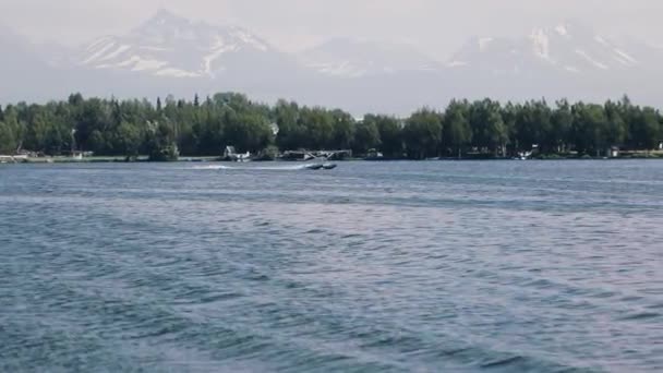 Vznášedlo Vzlétá Vodní Základny Lake Hood Anchorage Aljašce Sledování — Stock video