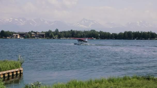 阿拉斯加州安克雷奇海上飞机基地湖面上的水上飞机 — 图库视频影像