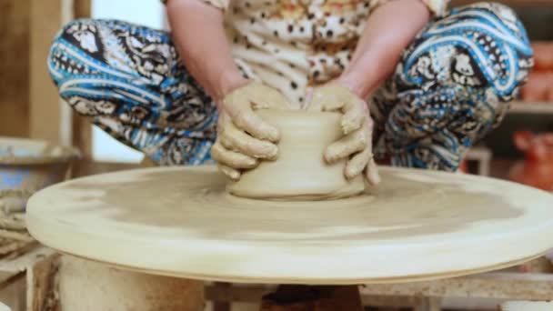 Kasta Keramik Hjul Formning Teknik Med Fukt — Stockvideo