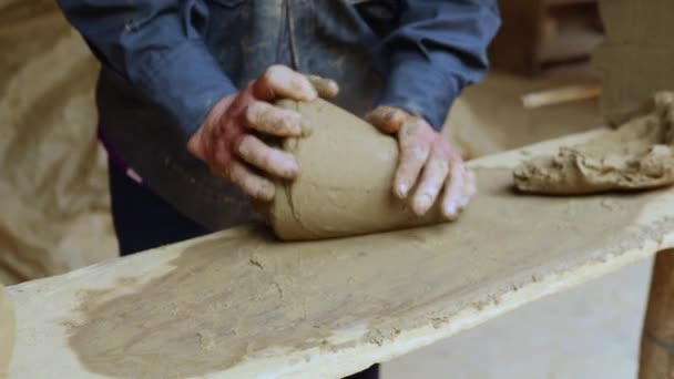 传统陶瓷制品用粉笔滚壶黏土制成圆锥 — 图库视频影像