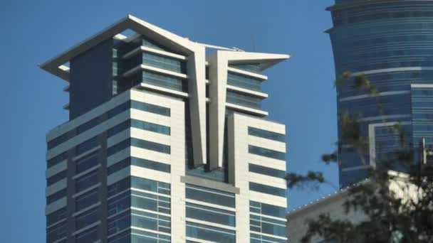 迪拜阿拉伯联合酋长国现代公寓楼 阳光灿烂时从移动车辆的视角看 — 图库视频影像