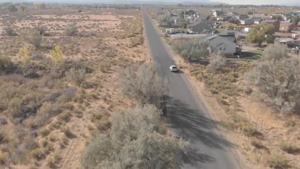 Drone Disparó Coche Conduciendo Través Pequeño Pueblo Cerca Del Parque — Vídeos de Stock