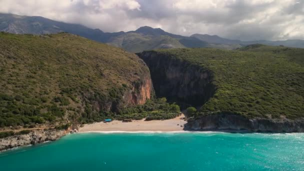 Απομονωμένη Παραλία Gjipe Περιβάλλεται Από Βουνά Αλβανία Εναέρια Ώθηση Έξω — Αρχείο Βίντεο
