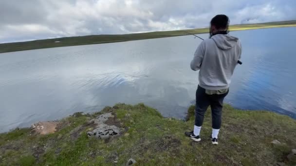 Рибалка Одягнена Мережу Вад Голови Під Час Польоту Риболовлі Прісноводний — стокове відео