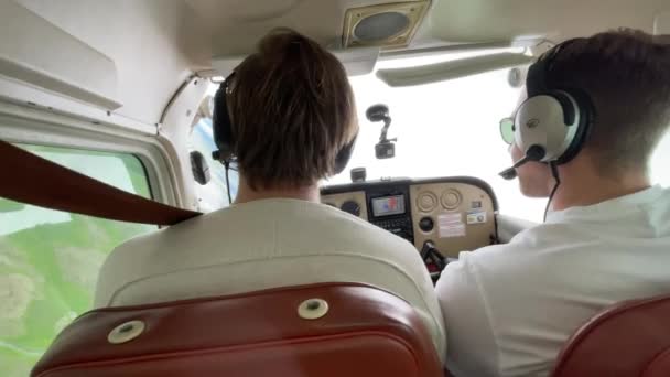 ライセンスされたパイロットクルーは軽い機械式航空機を操縦する 手持ち撮影 — ストック動画