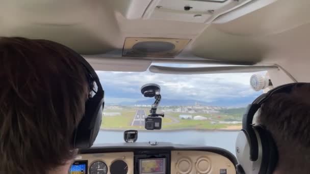 Vyhlídka Cestujícího Uvnitř Malé Roviny Piloty Mířícími Přistávacímu Poli Pov — Stock video