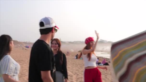 Birbirlerini Kucaklayarak Plajda Beşlik Çakarak Selamlayan Mutlu Arkadaşların Statik Çekimi — Stok video