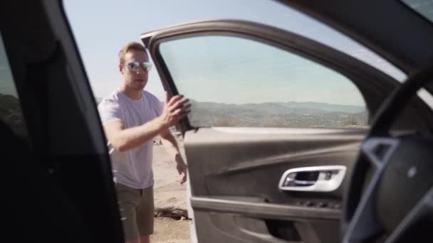 Homem Dramaticamente Entrar Carro Suv Montanha — Vídeo de Stock
