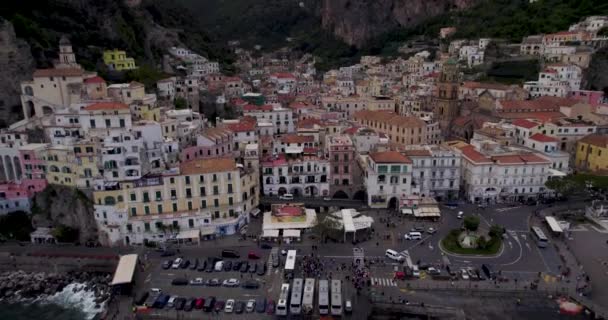 Aerial Pullaway Shot Amalfi Coast Town Calm Italia Evening — Vídeos de Stock