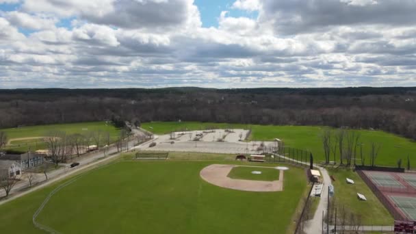 Drohnen Schieben Sich Über Ein Baseballfeld Mit Bäumen Der Ferne — Stockvideo