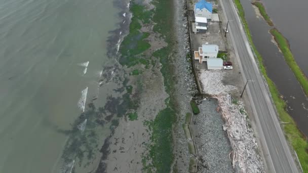 ウィドビー島の西海岸道路の家を見下ろす空中ビュー — ストック動画