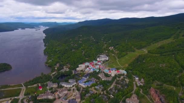 夏にケベック州ラック トレムブラントの空中ドローン撮影 リゾート スキー場の遅いパノラマ — ストック動画