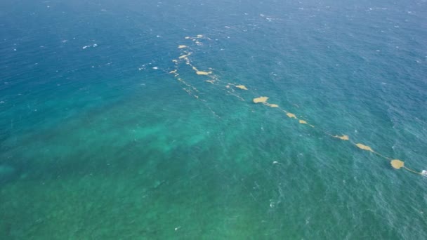 Гигантская Линия Обломков Поверхности Океана Карибском Море Воздушный Выстрел — стоковое видео