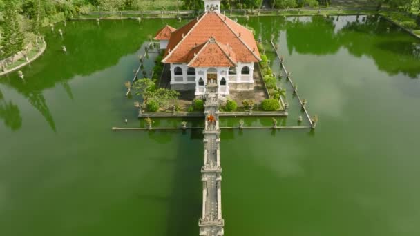 Modelo Vestido Gasa Naranja Elegante Huyendo Ujung Water Palace Pasarela — Vídeos de Stock
