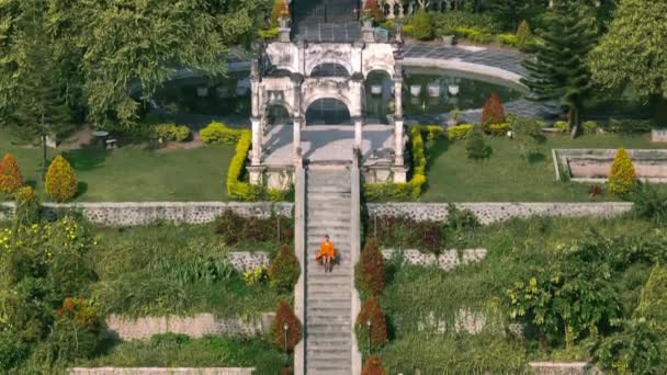 Mujer Vestido Naranja Corriendo Escaleras Abajo Explorando Pintoresco Ujung Water — Vídeos de Stock