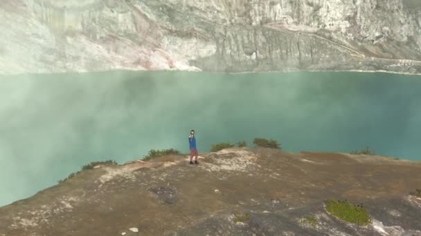 Mujer Rubia Excursionista Caminando Largo Del Borde Del Cráter Del — Vídeo de stock