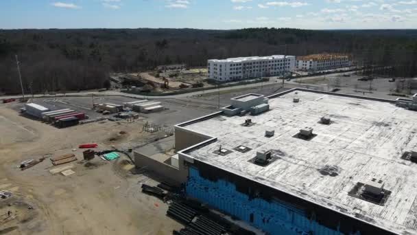 美国麻萨诸塞州汉诺威市一个新购物中心建筑工地的空中景观 无人机后退 — 图库视频影像