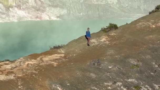Rubia Aventurera Trekking Femenino Largo Cresta Del Volcán Vapores Azufre — Vídeos de Stock