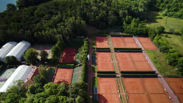 Uitzicht Vanuit Lucht Luxe Rode Klei Tennisbanen Een Landelijke Omgeving — Stockvideo