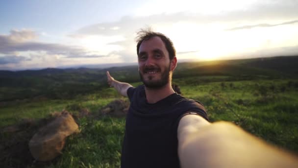 コスタリカの自然の楽園で休暇を祝う若い白人男性の自撮り中央アメリカ旅行先 — ストック動画