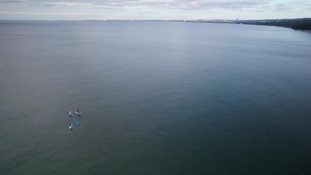 Підлітки Відпочивають Дошках Суп Озері Повітряний Безпілотник Постріл — стокове відео