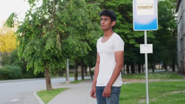 Młody Azji Mężczyzna Białej Koszuli Czeka Przystanku Autobusowym — Wideo stockowe