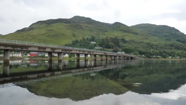 拥有A87公路桥梁 Loch Long 苏格兰Dornie镇和著名的Eilean Donan城堡 — 图库视频影像