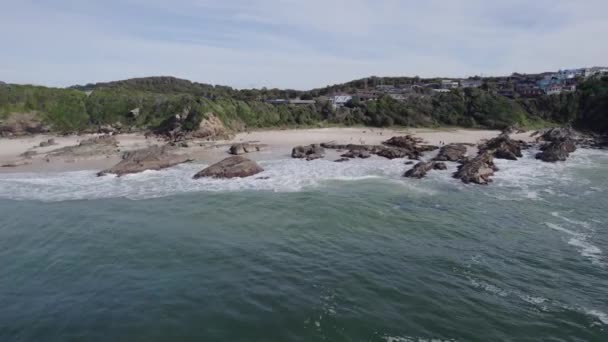 Rocky Shore Burgess Beach Forster Australia Retroceso Aéreo — Vídeos de Stock