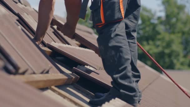 Roofer Trabajando Techo Con Cuerda Seguridad Eliminación Azulejos — Vídeos de Stock