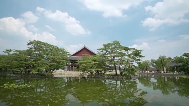 Gyeonghoeru Paviljoen Meer Bij Gyeongbokgung Palace Bewolkte Lentedag Gevestigd Uitzicht — Stockvideo