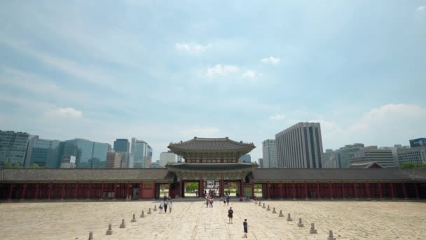 Brama Geunjeongmun Główna Brama Dziedzińca Hall Geunjeongjeon Turystycznych Spacerów Szeroki — Wideo stockowe