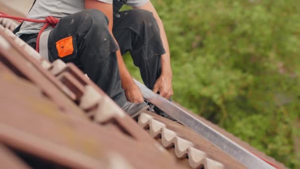Roofer Installeert Metalen Relingen Voor Montage Zonnepanelen — Stockvideo