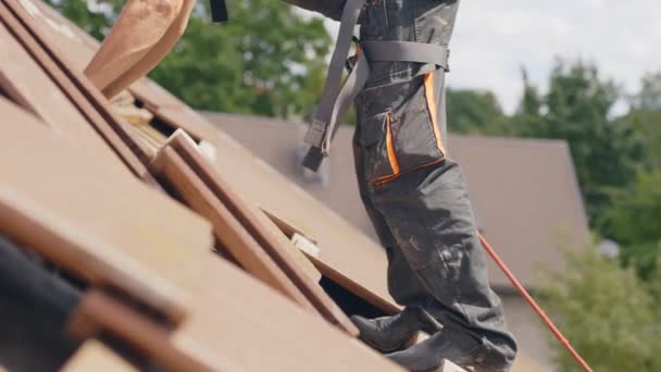 Человек Работает Крыше Защитной Веревкой Снимая Гвозди Плитки — стоковое видео