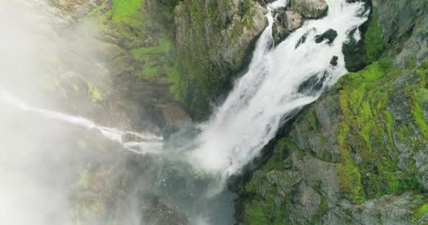 Drone Boven Indrukwekkende Vringsfossen Waterval Stroomt Naar Beneden Steile Canyon — Stockvideo