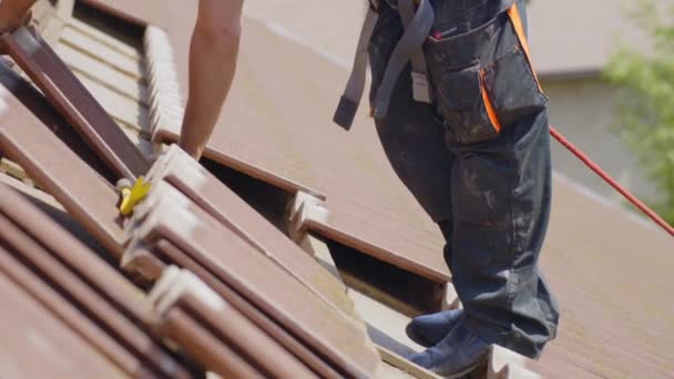 Preparación Del Techo Para Instalación Del Panel Solar Eliminación Azulejos — Vídeos de Stock