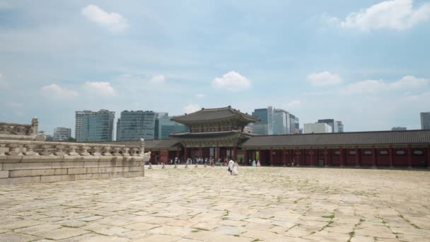 Gyeongbokgung Sarayı Geunjeongmun Kapısı Turistlerle Birlikte Yaz Günü Seul Mavi — Stok video